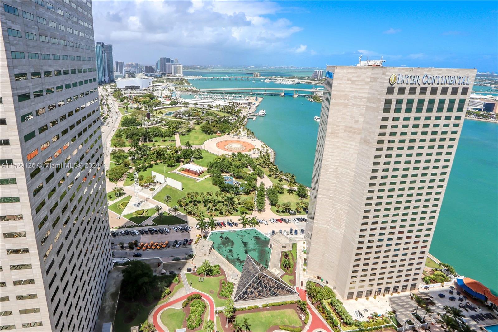 Beautiful  1bd 1bth condo with direct views of Biscayne Bay, Bayfront Park and Miami Skyline. Condo incl:
Kitchen, wood floors throughout, 2 Swimming pools, Jacuzzi, Sun Deck, 2 Party Rooms, 2 Fitness Centers, Conf.
Rm., Convenience Store, 24/7 Security, Valet and concierge. Centrally located within minutes to SoBe, Grove,
Gables, Brickell, Key Biscayne, Design District, Health District and Airport.