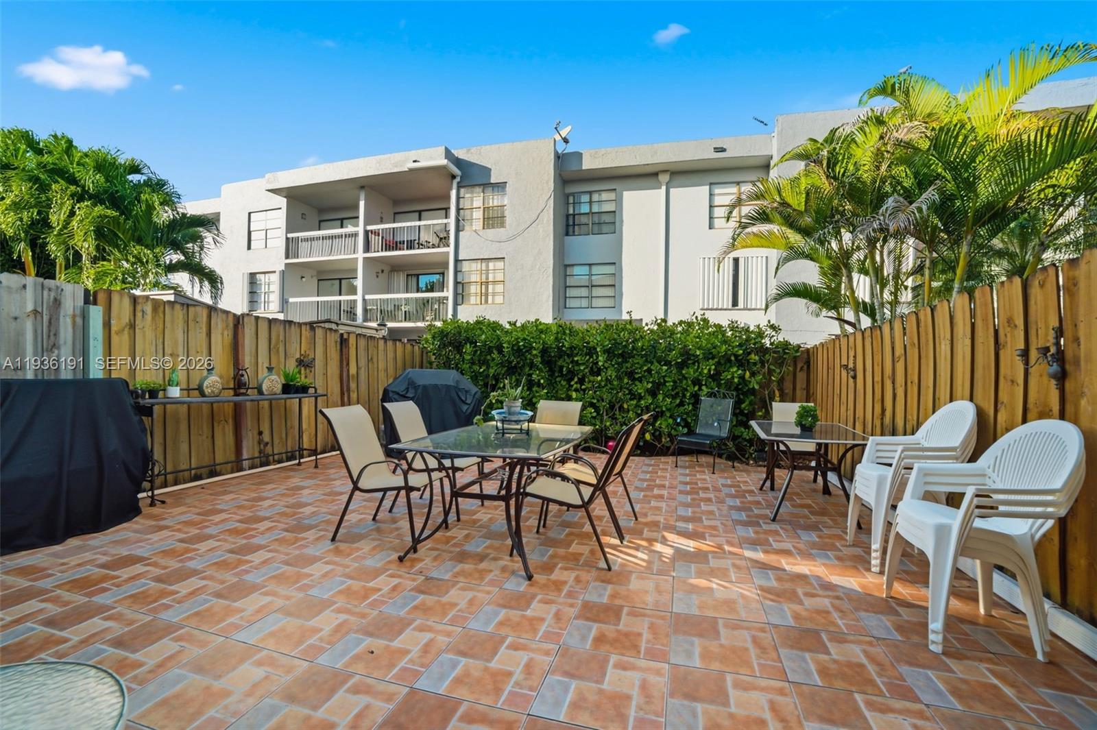 LE CLUB AT KENDALE LAKES - Residential