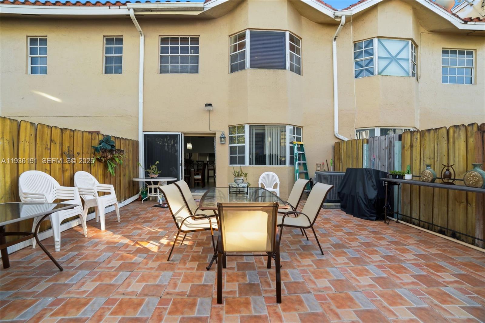 LE CLUB AT KENDALE LAKES - Residential