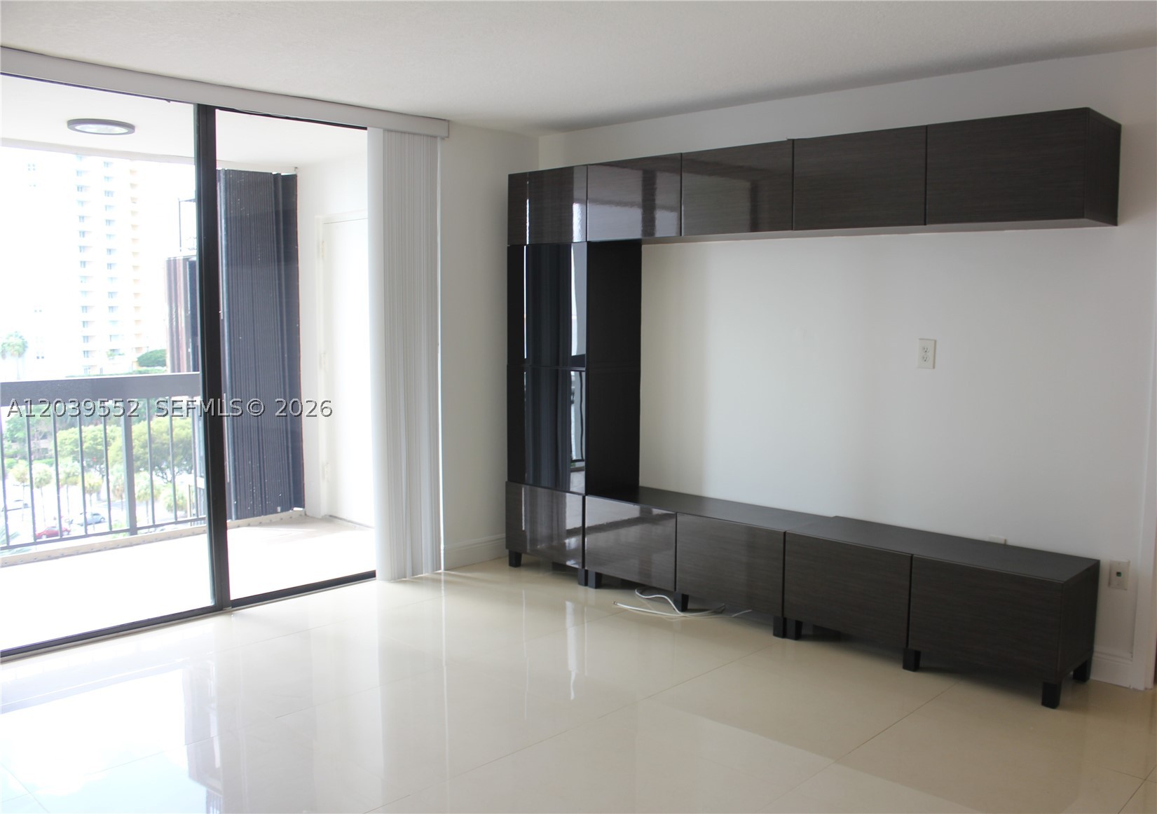 Beautiful, spacious apartment ready to move in to, in one of the best building's on Brickell Avenue. Brickell Bay Club, is a Bayfront building with 2 pools, 4 tennis courts, 3 racquet ball courts, gym with his and her sauna's and vapor baths, Also includes 24/7 security, valet parking, mini market, beauty salon, conference room, and a party room that can fit 150 people. Basic cable, and internet is included. Unit boasts city views with a peak of the Bay.