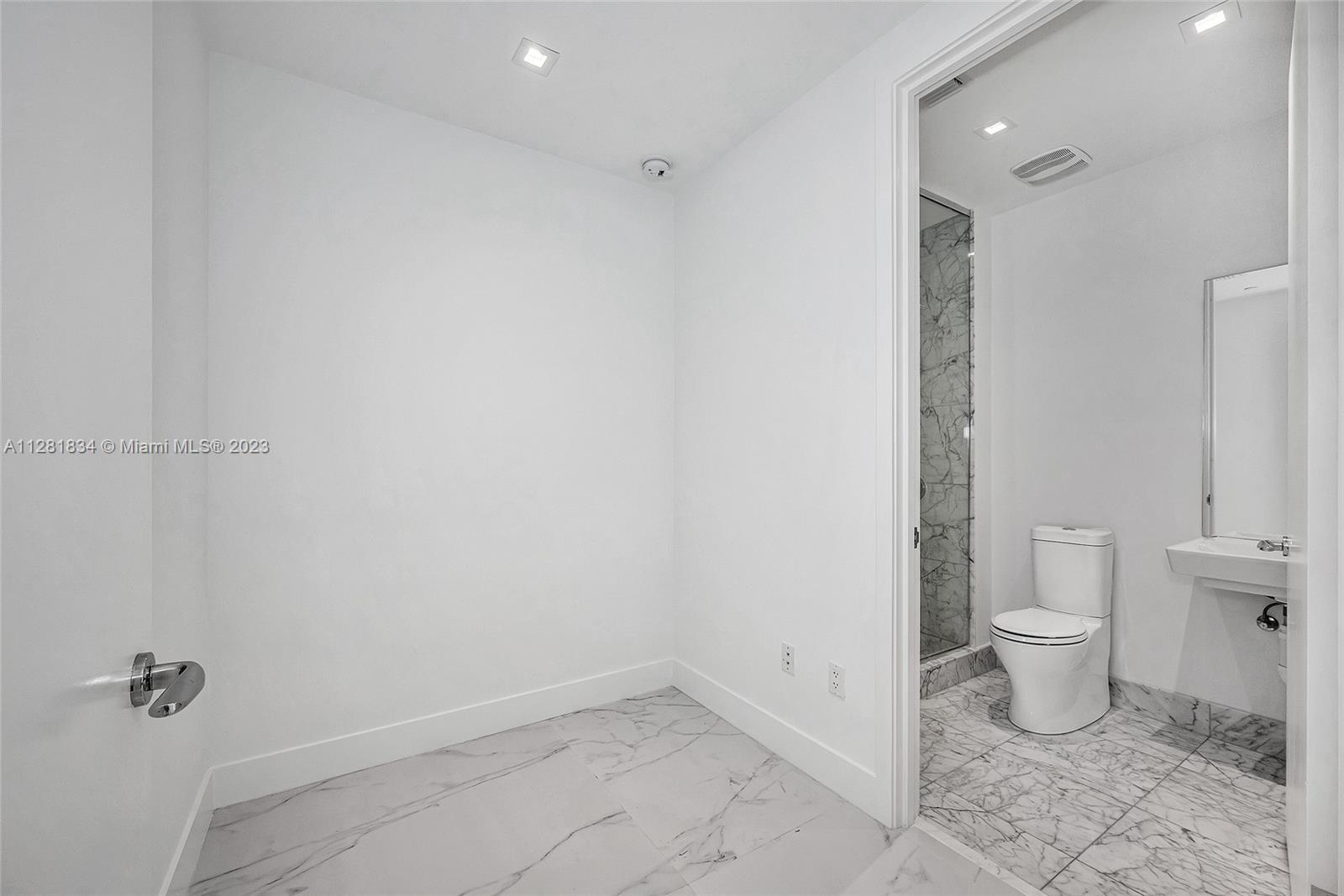 JADE SIGNATURE CONDO - Residential