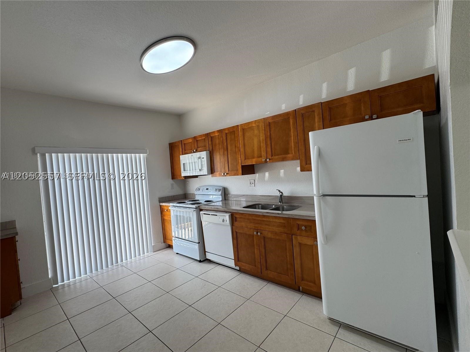 Spacious 3-bedroom, 2-bath first-floor corner unit featuring a kitchen with granite countertops. Enjoy the convenience of an in-unit washer and dryer, along with the added privacy and natural light that come with a desirable corner location. Close to the Schools, Supermarket and principal express ways. EASY TO SHOW!!!