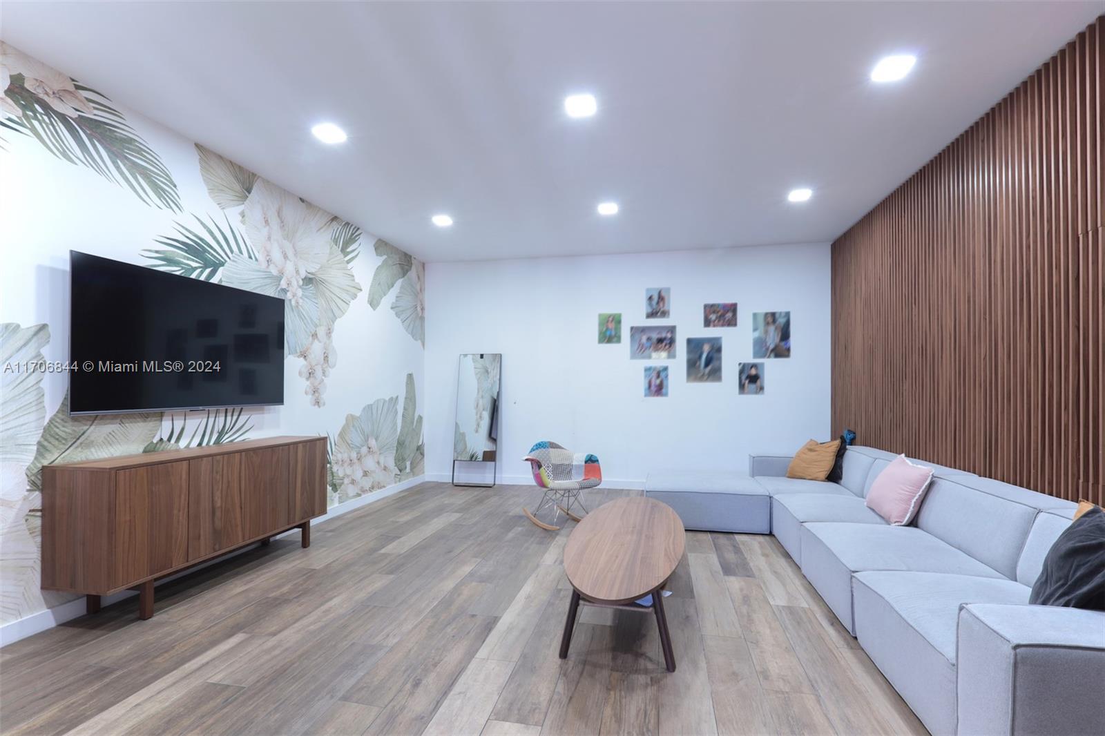 CHAMPION LAKES - Residential