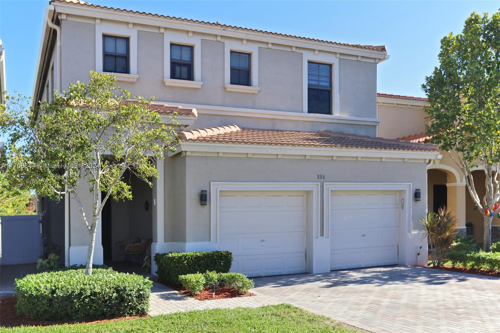 CHAMPION LAKES - Residential