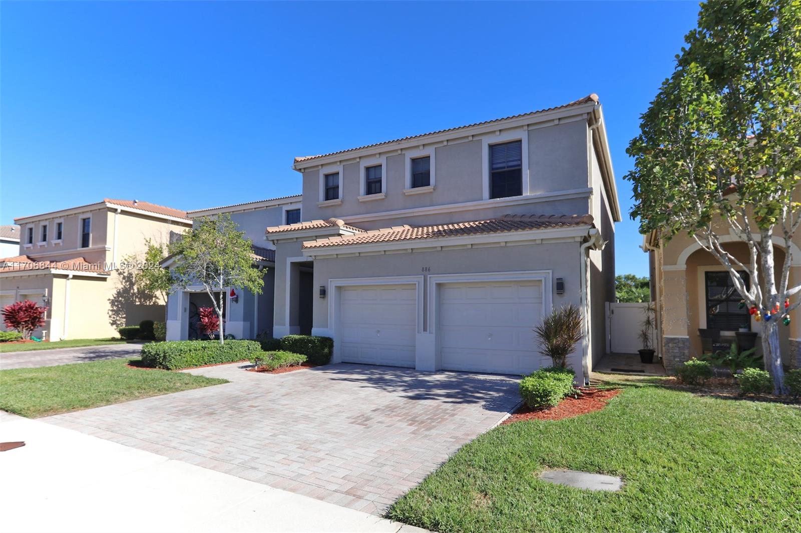 CHAMPION LAKES - Residential