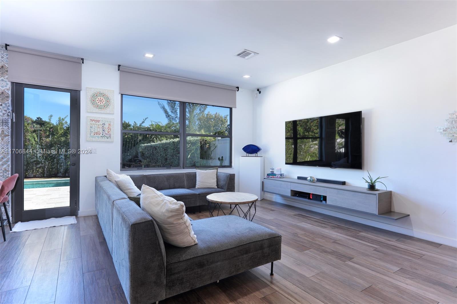 CHAMPION LAKES - Residential