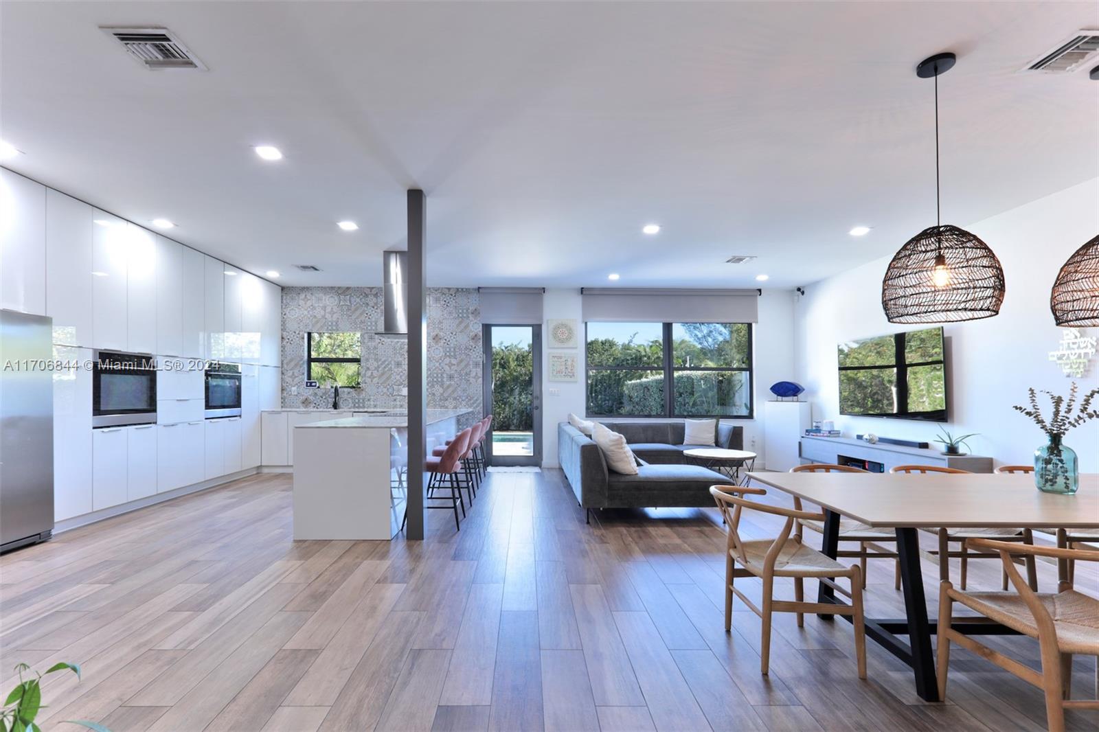 CHAMPION LAKES - Residential