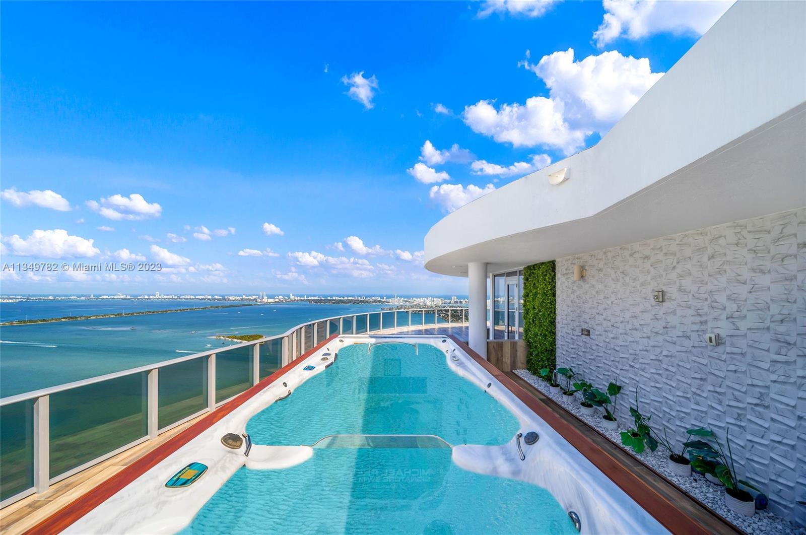 ARIA ON THE BAY - Residential