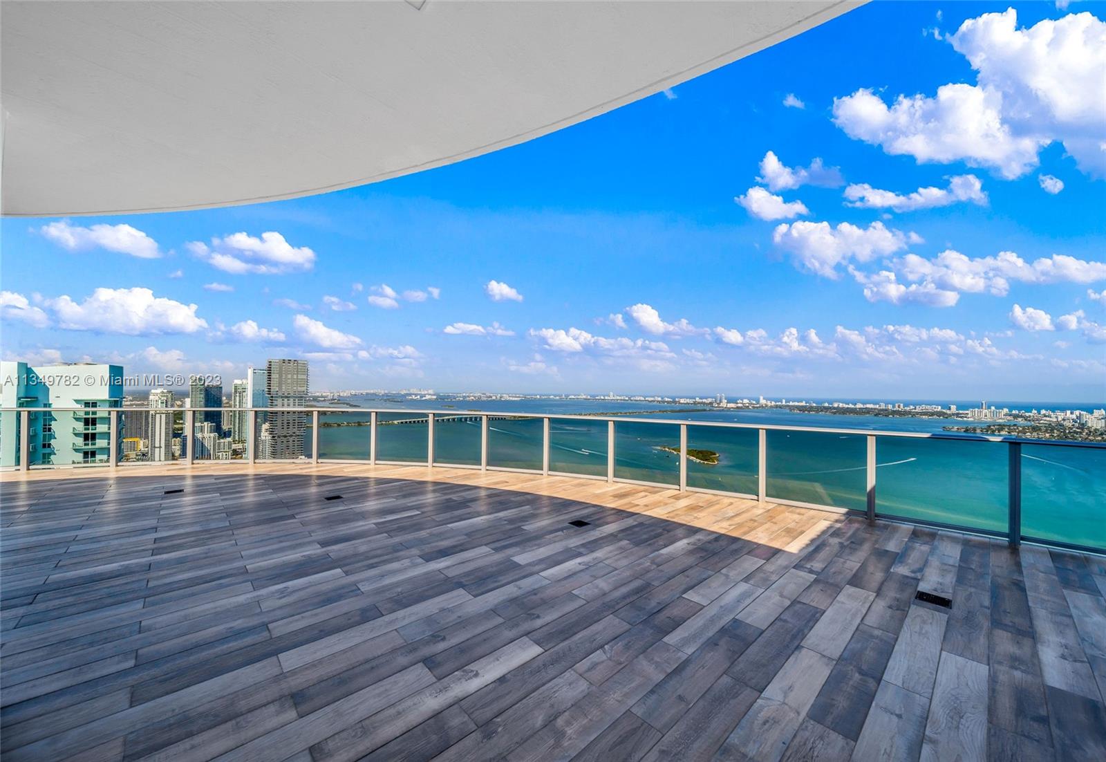 ARIA ON THE BAY - Residential