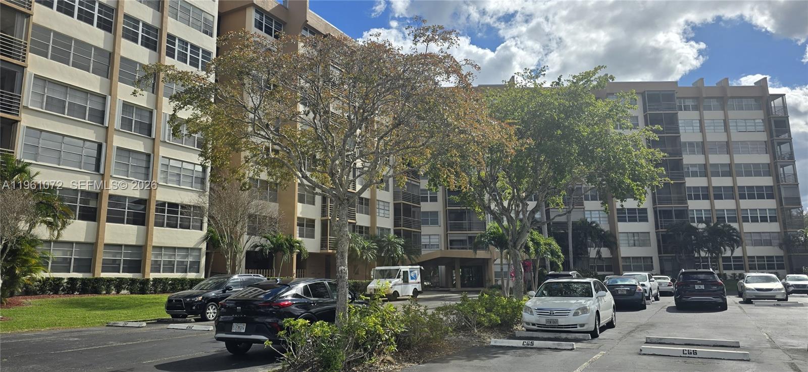 Seller Is Motivated.
Discover this inviting 2-bedroom, 2-bathroom home, offering a wonderful opportunity to live in a desirable Pembroke Pines neighborhood.Centrally located in the heart of Pembroke Pines—close to shopping, dining, worship, hospitals, parks, and more.