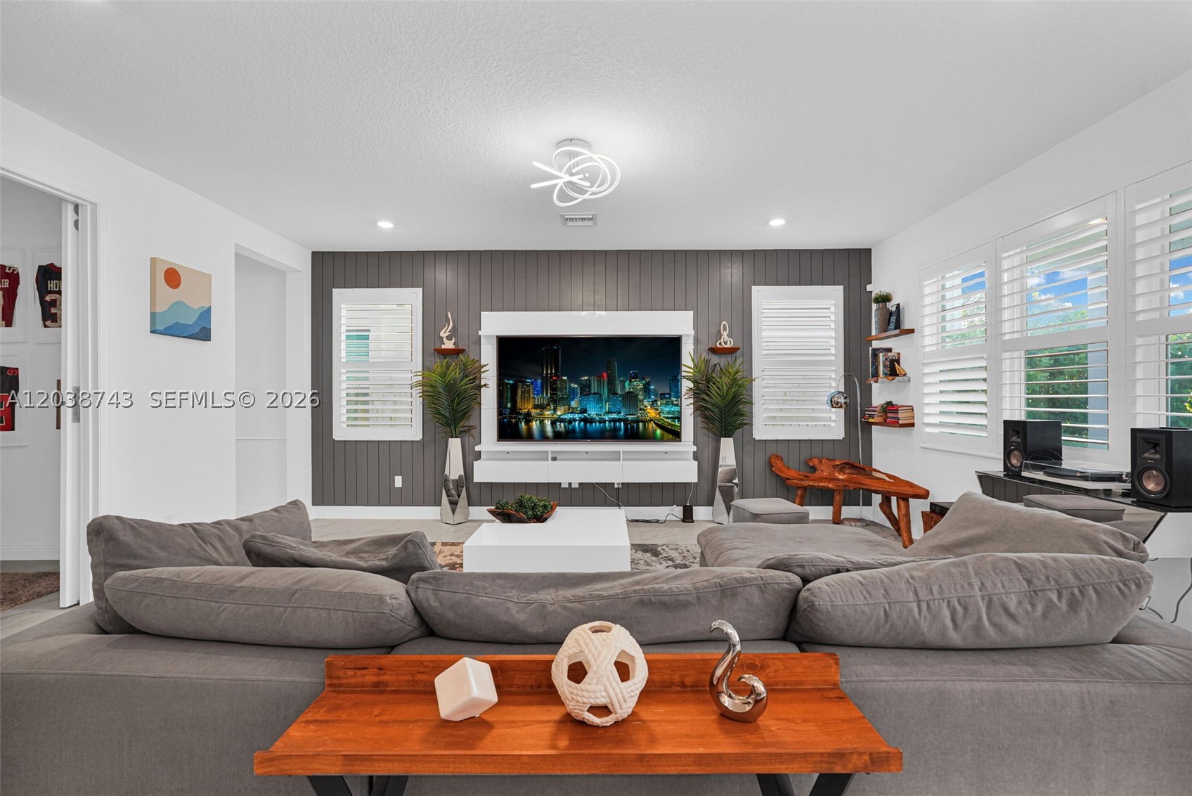 CRYSTAL LAKE 1ST SEC - Residential Lease