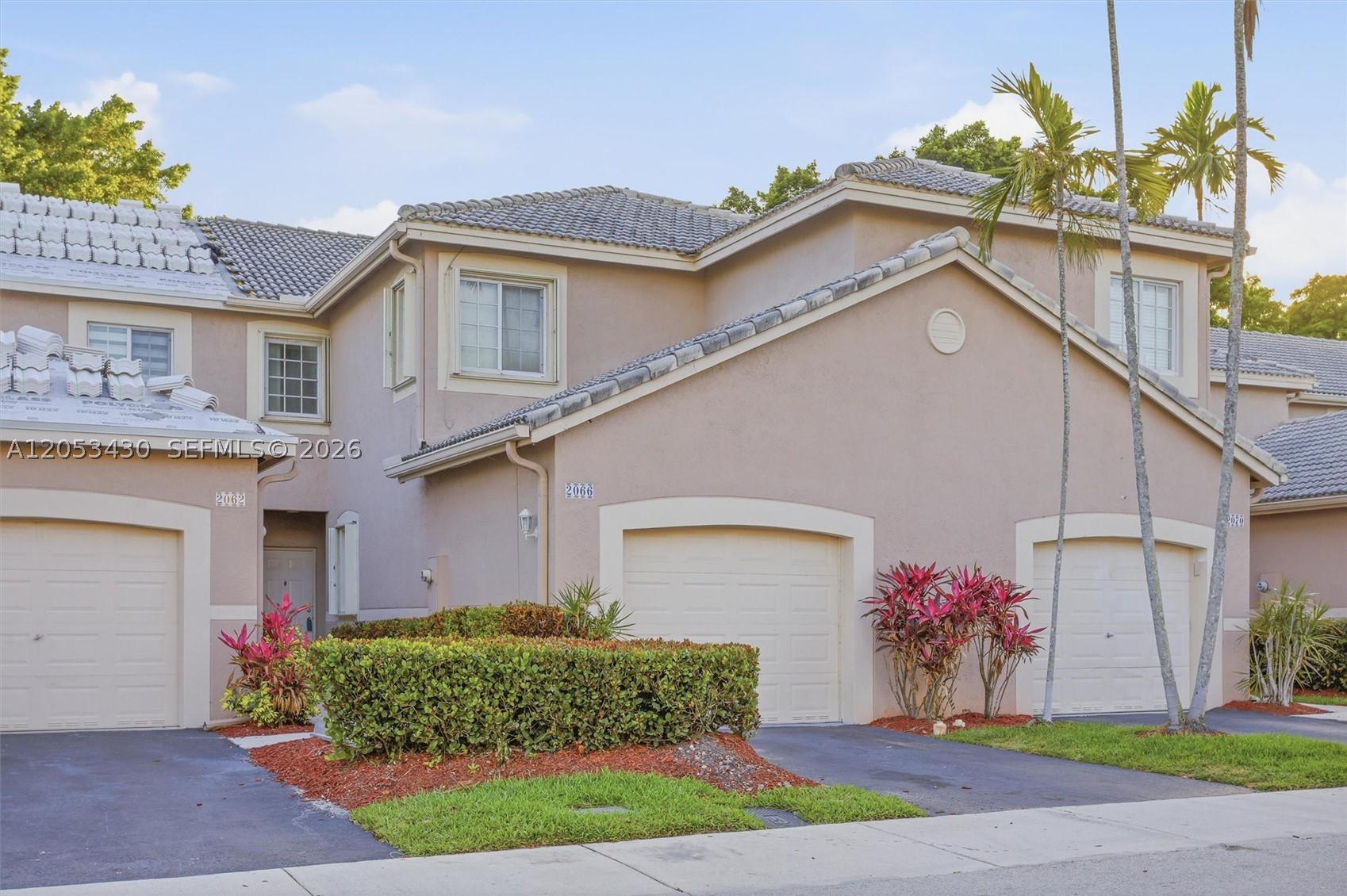 Like new, this property has been remodeled recently, remodeled kitchen , remodeled granite counter top, stainless steel appliances, remodeled floor. Excellent schools
