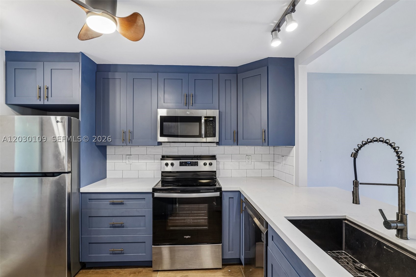 LAKES OF NEWPORT I CONDO - Residential