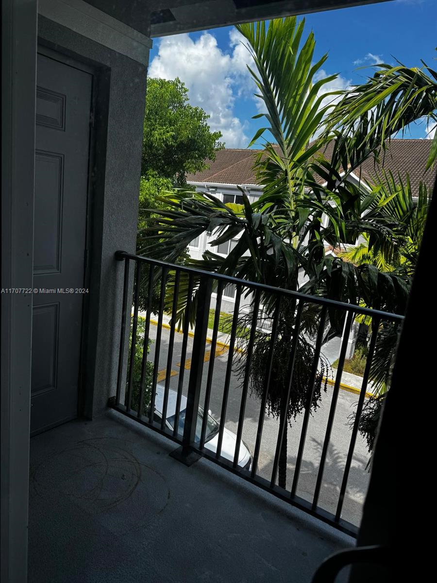 VISTA TRACE 3 CONDO - Residential