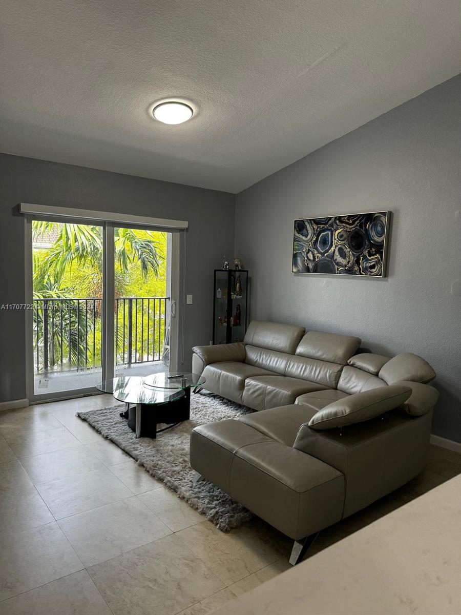 VISTA TRACE 3 CONDO - Residential