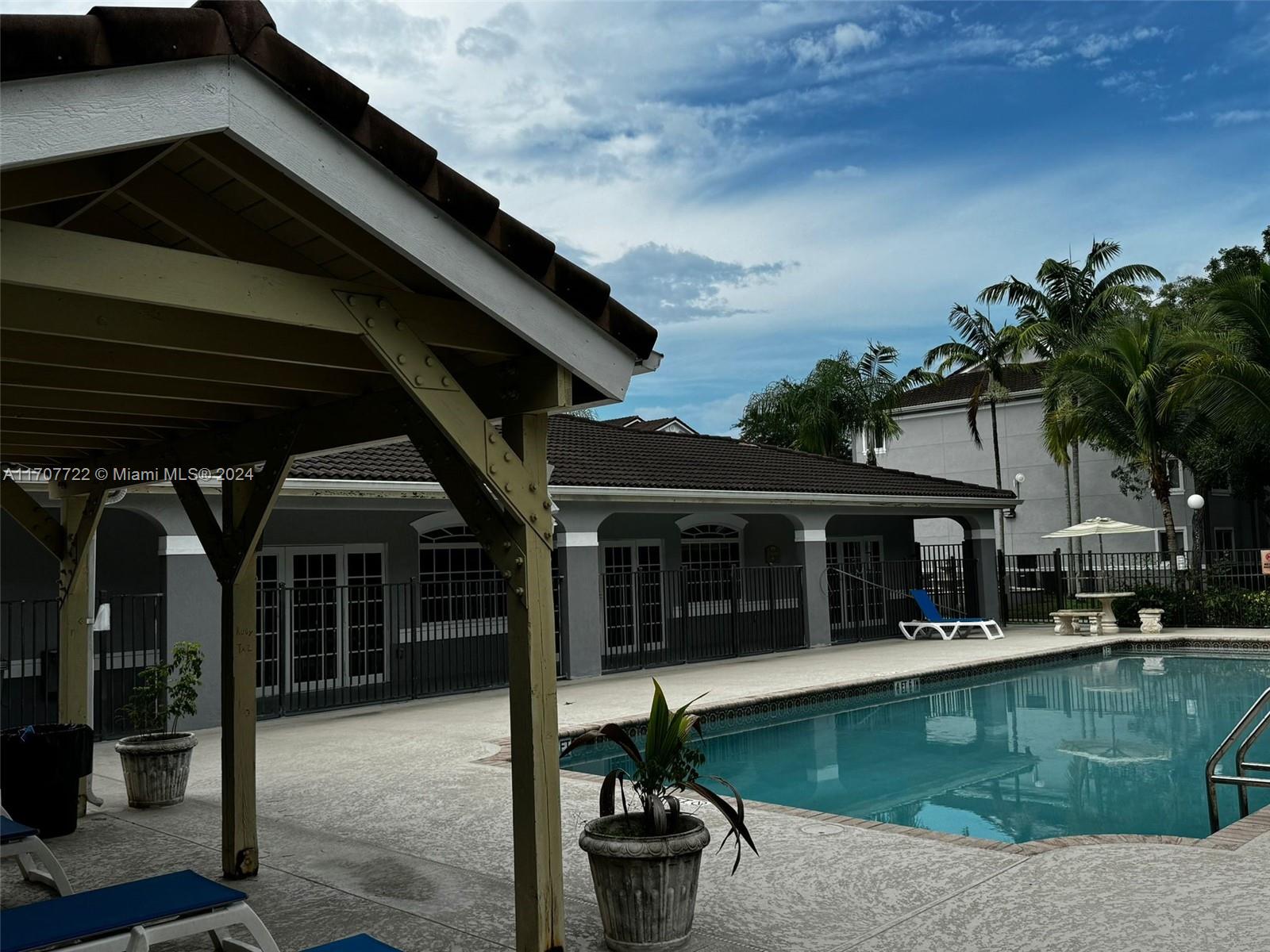 VISTA TRACE 3 CONDO - Residential