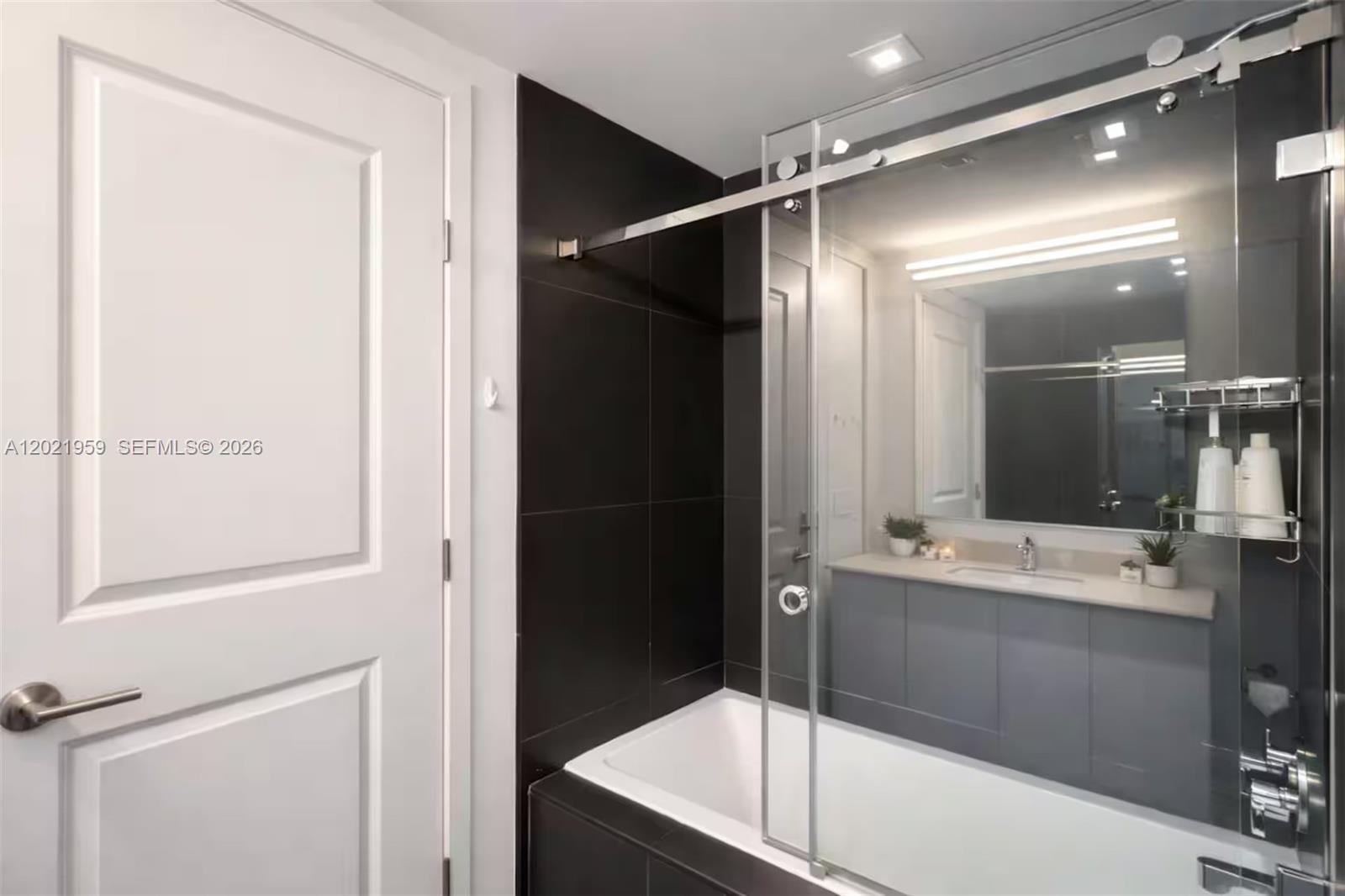CANVAS CONDO - Residential