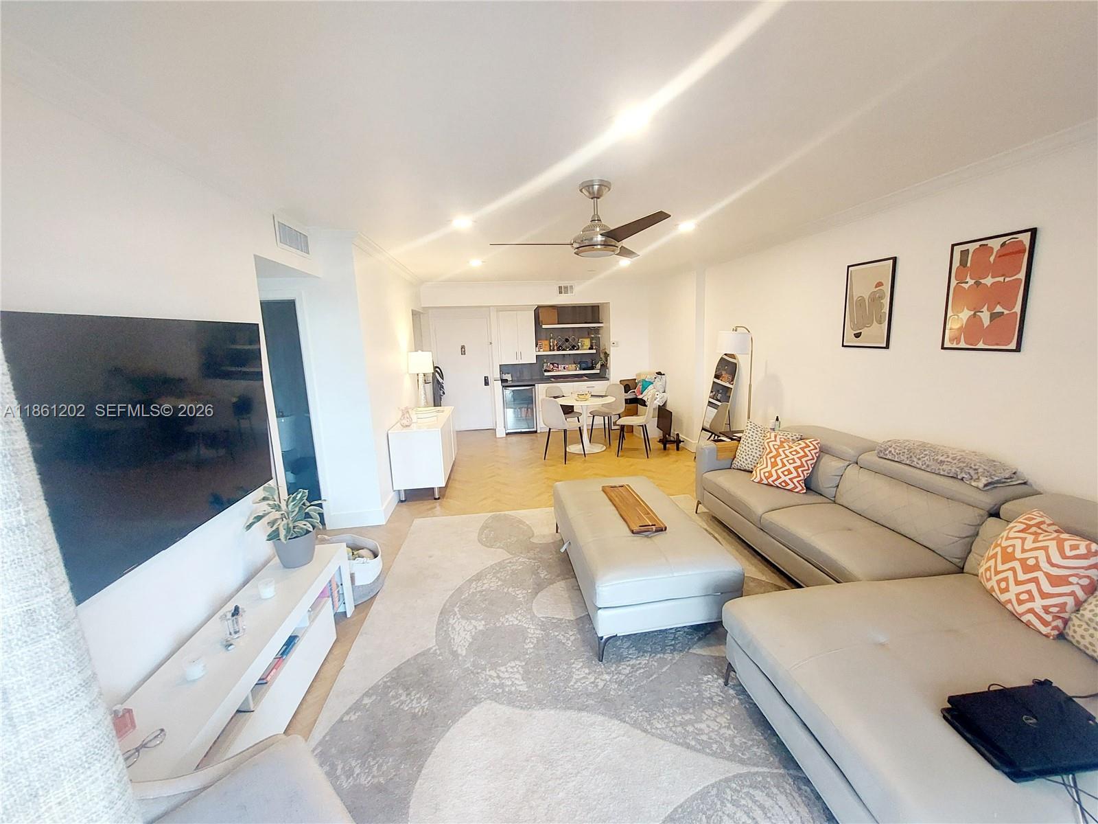 Nice apartment with a beautiful view, 1 BED, 1 1/2 Bath,Completely Renovated, kitchen, floors, bathrooms,Balcony, you can enjoy all the comfort and luxury, it has a swimming pool, club house, tennis courts and other amenities, it is located in an excellent neighborhood, where there are Schools, Hospitals, Supermarkets and Banks, Shopping centers and 10 minutes from the Beach, 5 minutes de I-95, it is in the heart of Hollywood FL