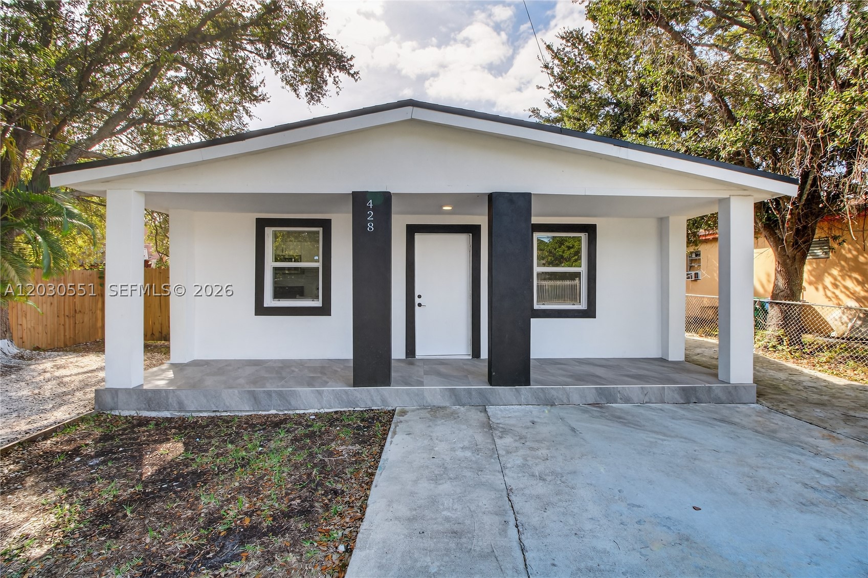 DUPLEX COMPLETE RENOVATED PROPERTY, NEW KITCKEN  , NEW APPLIANCE,  IMPACT WINDOW  READY TO MOVE .