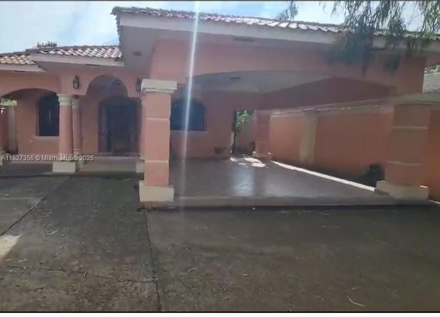 Spectacular house for sale en El Zamorano, Honduras C.A
5 bedrooms and 5 bathrooms, built 2016, great area and location, with good spaces, modern style with walking closet in all bedrooms, each bedroom has its private bathroom, the fifth bedroom is separate for guest/visitor with independent entrance, concrete construction, centrally located, Great conditions and location, whole house has water cistern system!

Do not miss it, contact L/A.