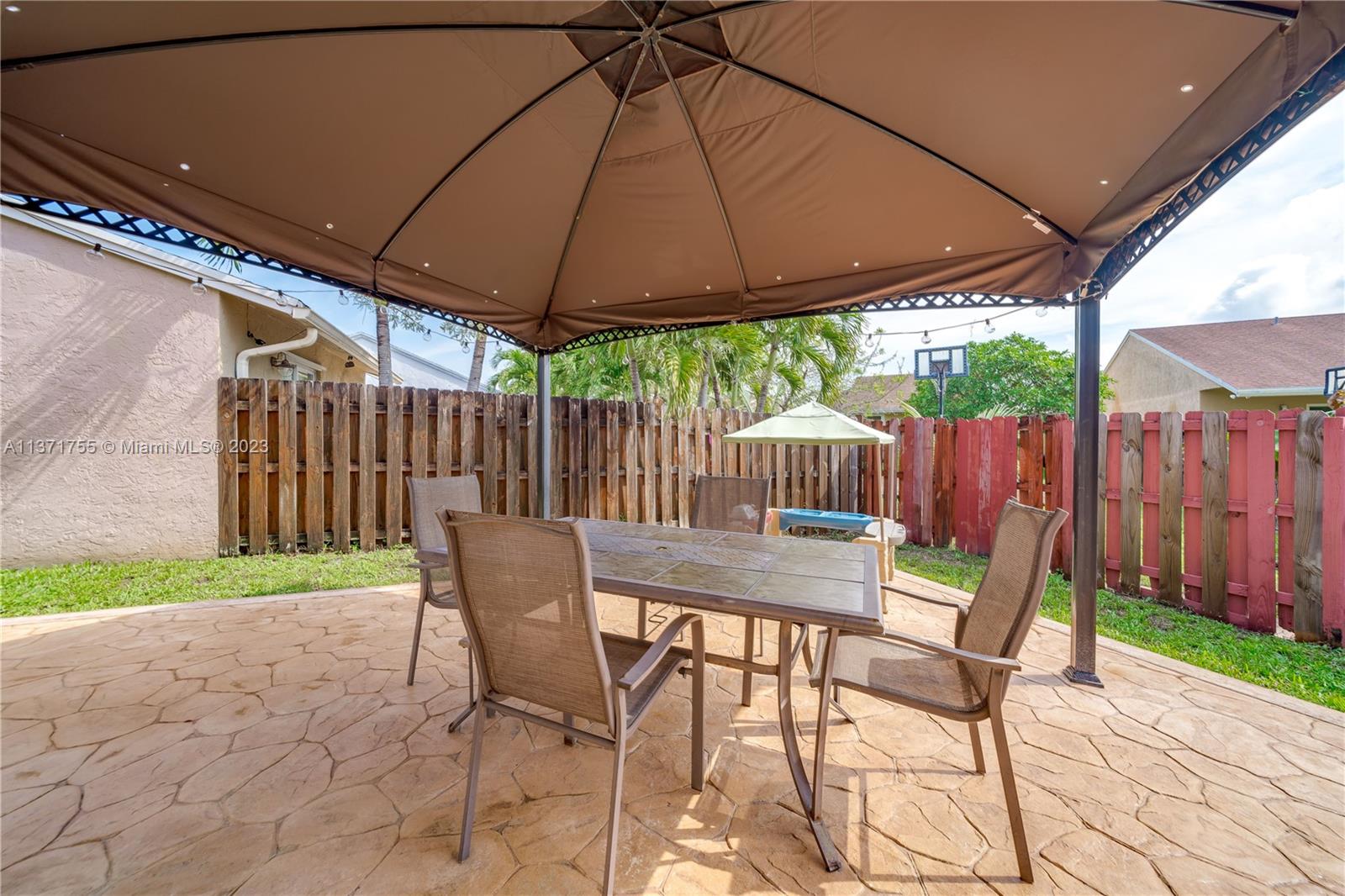 PEMBROKE LAKES SOUTH - Residential