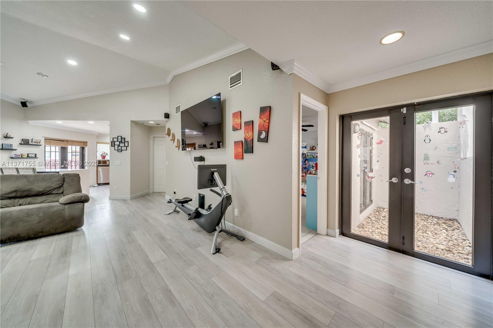 PEMBROKE LAKES SOUTH - Residential