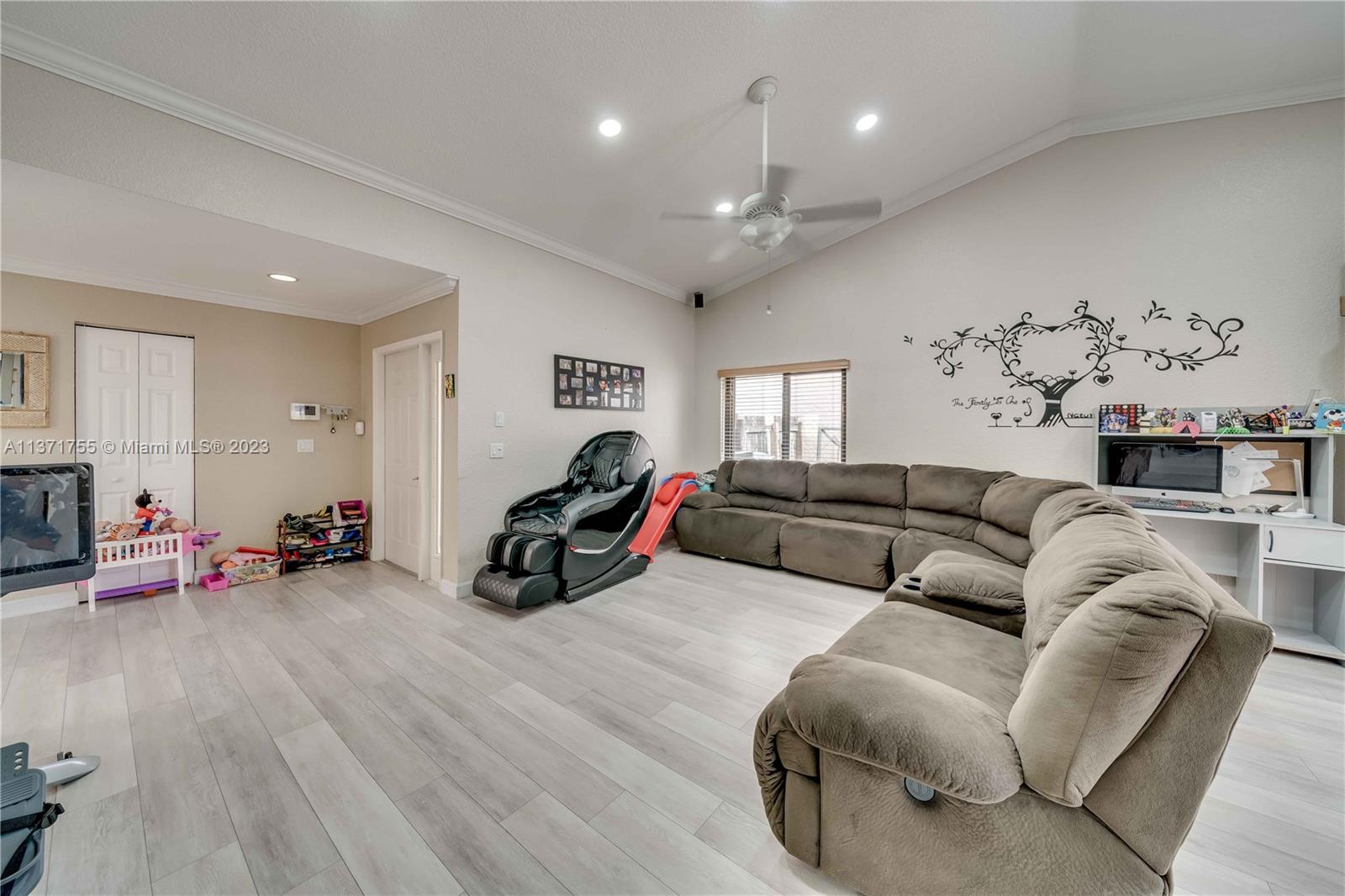 PEMBROKE LAKES SOUTH - Residential