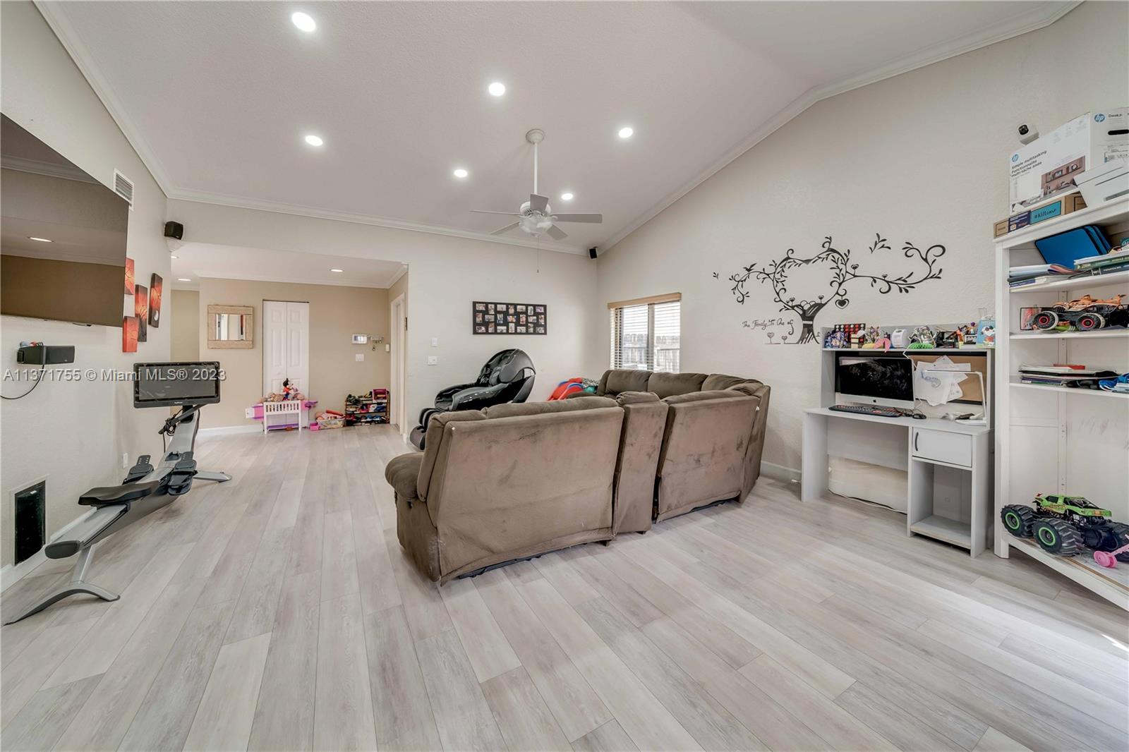 PEMBROKE LAKES SOUTH - Residential