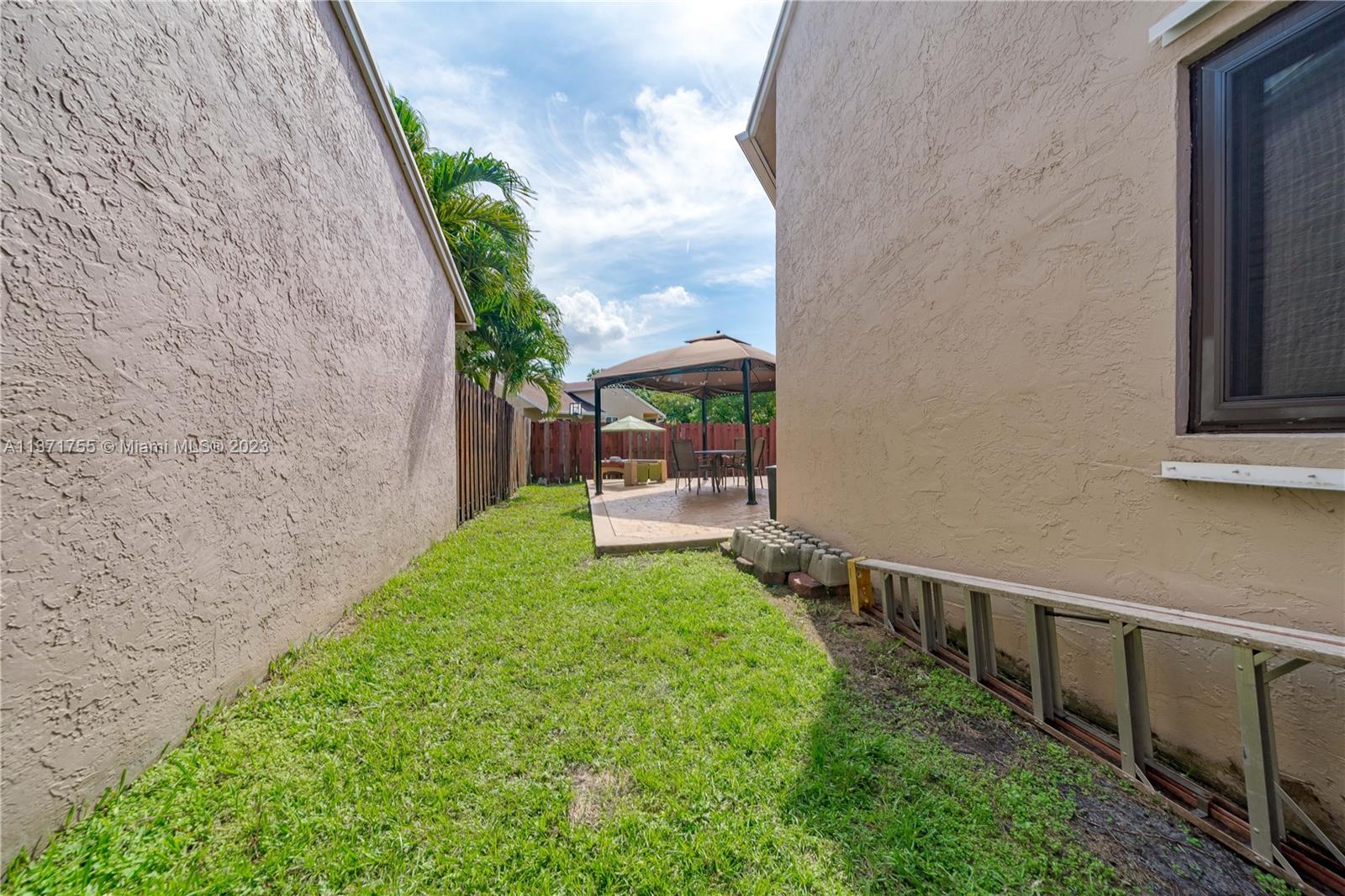 PEMBROKE LAKES SOUTH - Residential