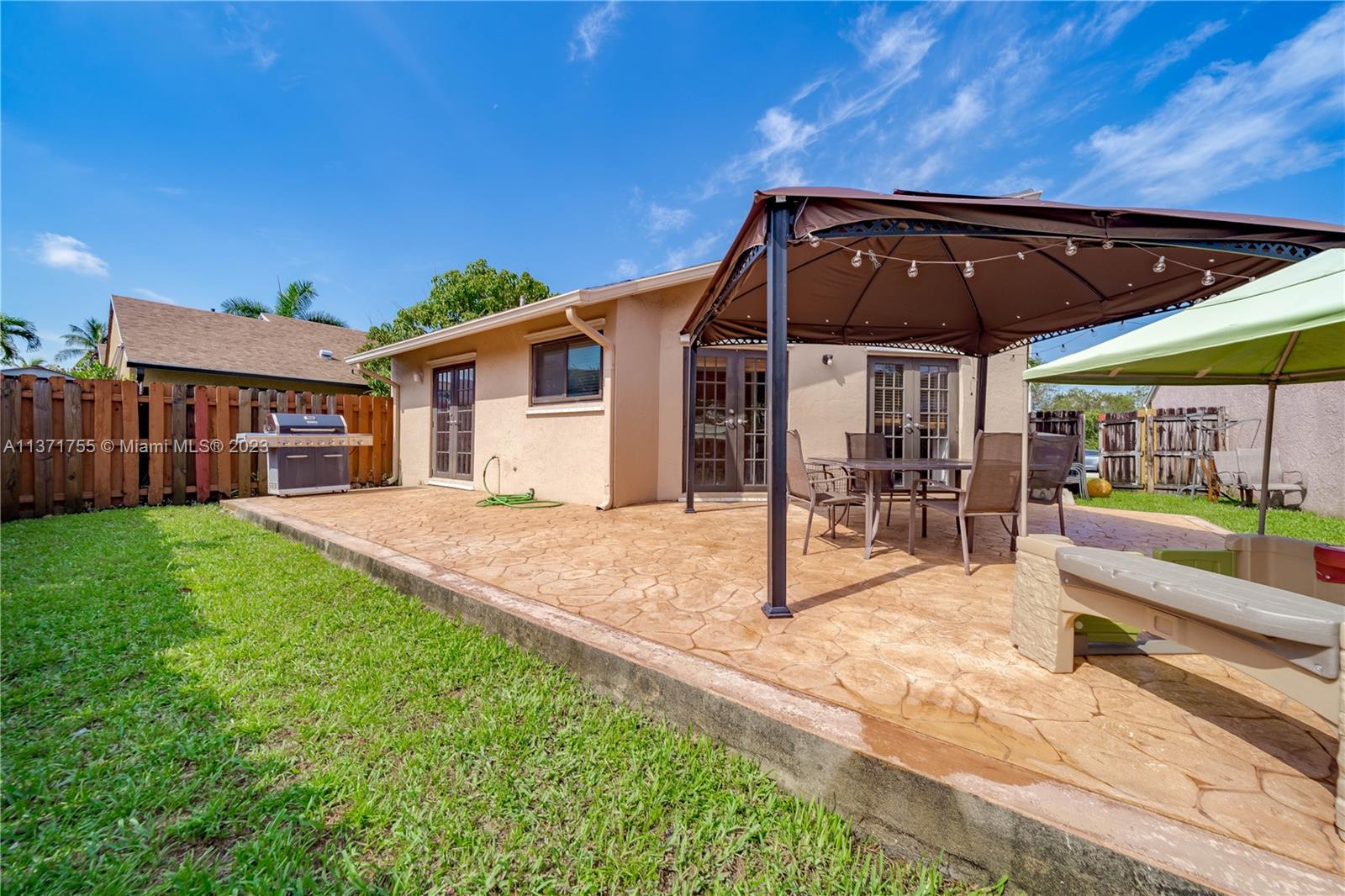 PEMBROKE LAKES SOUTH - Residential
