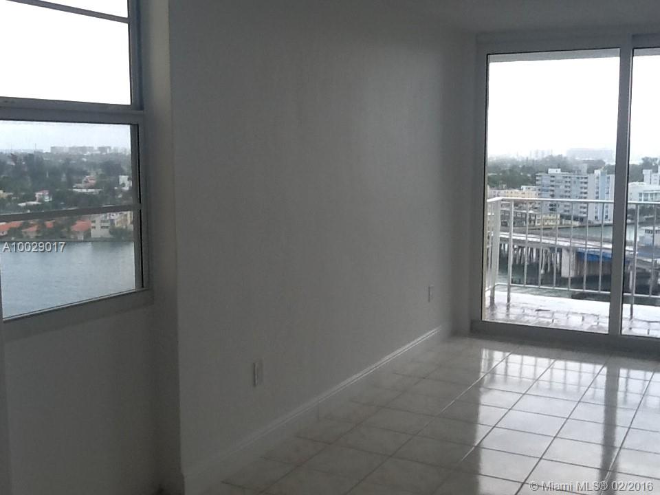 Beautiful 1 bedroom apartment with a den that can be used as an office. Gorgeous views of the intracoastal and the bay from all the rooms of the apartment. Fully renovated with new windows and new appliances. Kitchen opens to living room/dining room