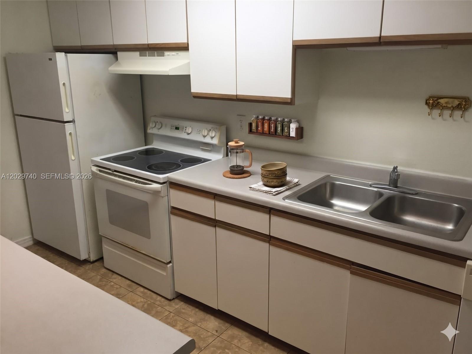 WINDWARD LAKES CONDO - Residential
