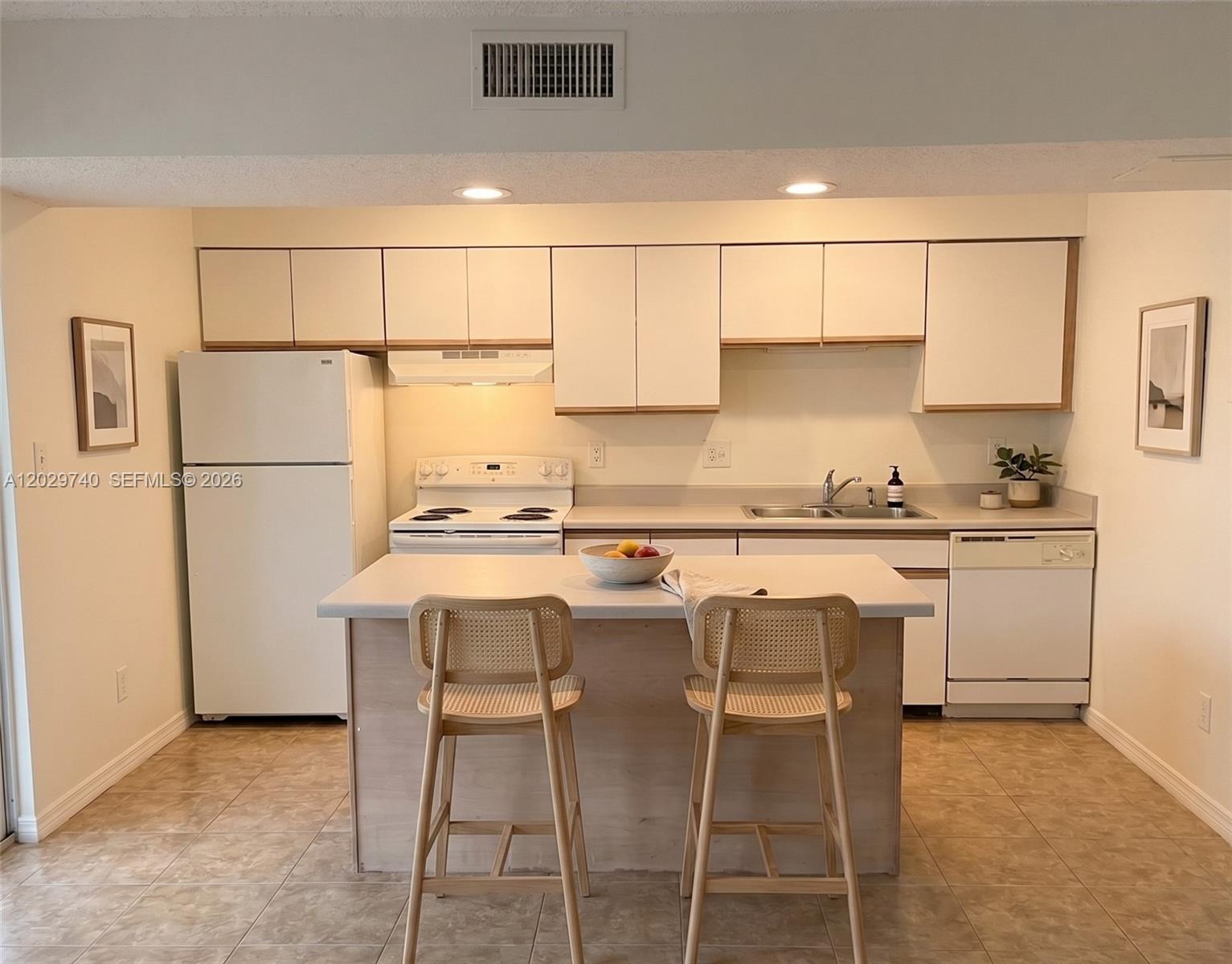 WINDWARD LAKES CONDO - Residential