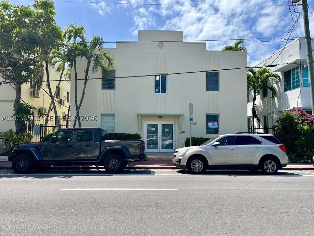 Gorgeous studio, wood floors, gas stove. The best location in the heart of Miami Beach a block from the beach. Remodeled kitchen