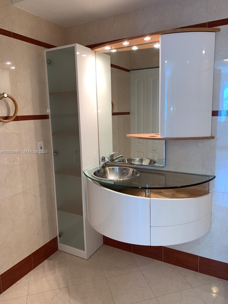 THE COSMOPOLITAN - Residential Lease