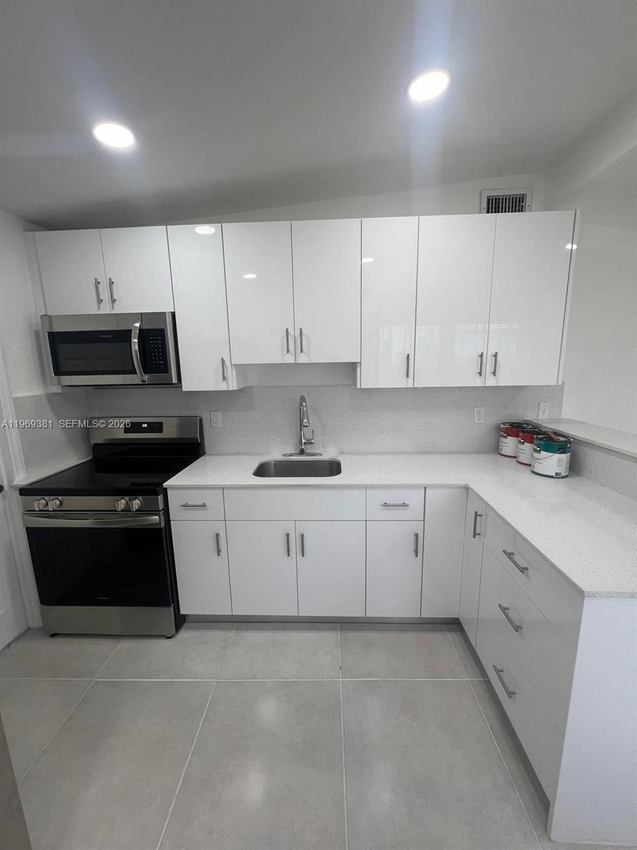 Charming 3-Bedroom Home – Ideal for your First-Time Buyers!. Discover this beautifully remodeled 3-bedroom home. Features include: -Modern Kitchen**: Stone countertops and new appliances. - New AC unit. - Roof in excellent condition (2011, no leaks). - Laundry room and fully fenced front and back patios. Don’t miss out—schedule a viewing today!