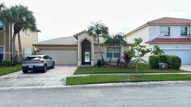 WATERFRONT SINGLE HOUSE. INCREDIBLE SINGLE HOUSE AT PEMBROKE ISLES. 3/2 HOME, 1 STORY WITH
 BREATH TAKING PANORAMIC VIEWS OF THE LAKE. SPACIOUS, FENCE IN LOT. GARAGE FOR 2 CARS AND ROOM
 FOR 2 MORE OUTSIDE. GREAT SCHOOLS AND SHOPPING AROUND. AWESOME LOCATION. ENJOY RESORT STYLE
 LIVING IN THE COMMUNITY WHERE YOU CAN ENJOY THE CLUBHOUSE WITH 4 POOLS, TENNIS AND BASKETBALL
 COURTS, FITNESS CENTER. 24HR SECURITY, AND ONSITE MANAGEMENT OFFICE. VACANT AND FAST APPROVAL.
 PETS ARE ALLOWED WITH NON-REF DEPOSIT