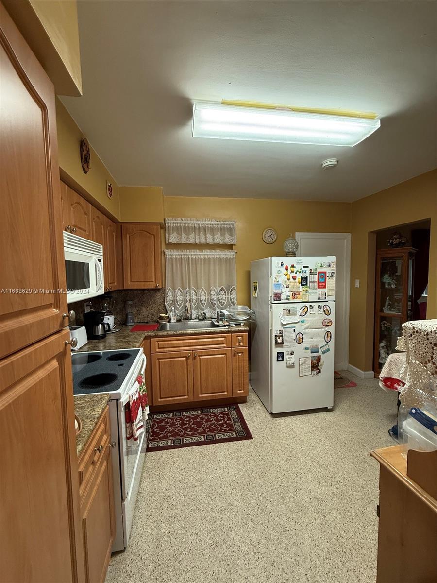 HIALEAH ESTATES - Residential