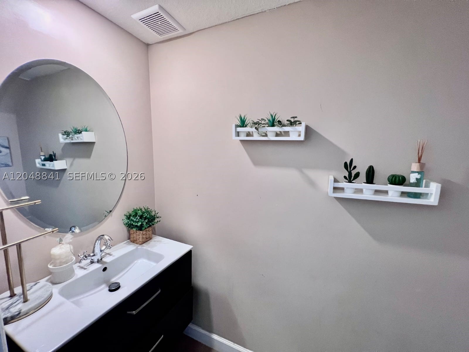 AQUABELLA NORTH REPLAT - Residential Lease