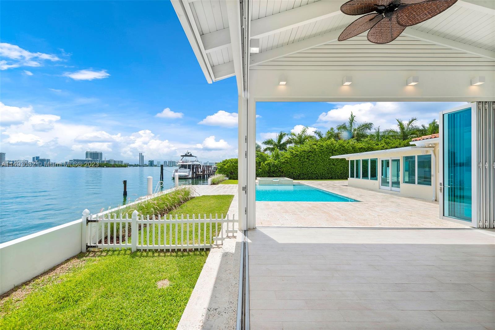 HIBISCUS ISLAND - Land