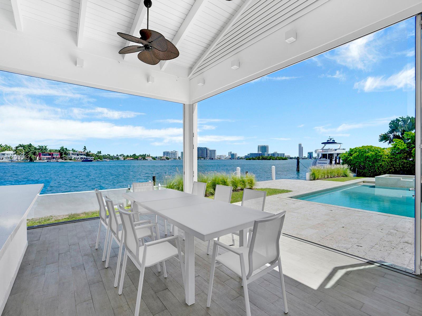HIBISCUS ISLAND - Land