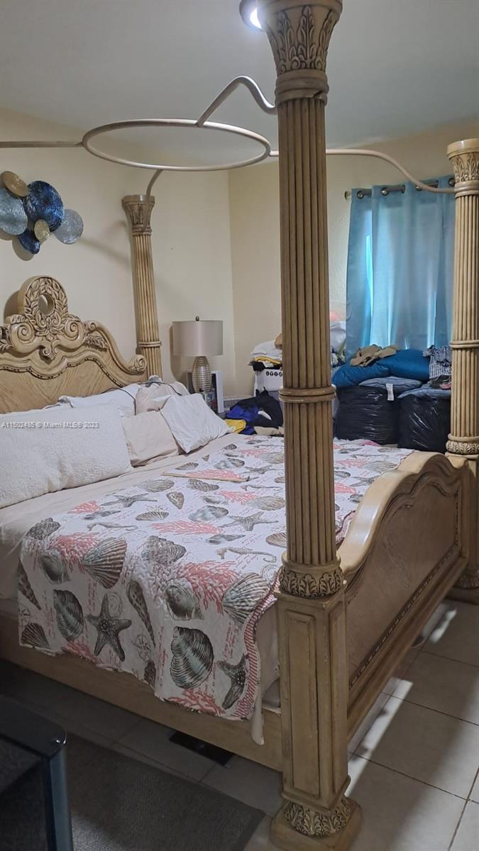 Unique opportunity in Shoma! Spacious 1st level 3 bedrooms 2 full baths.
