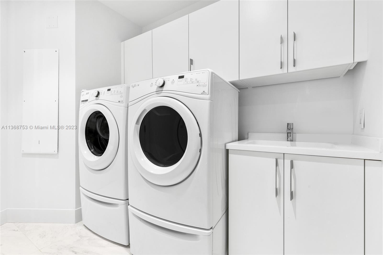 18555 COLLINS AVENUE COND - Residential