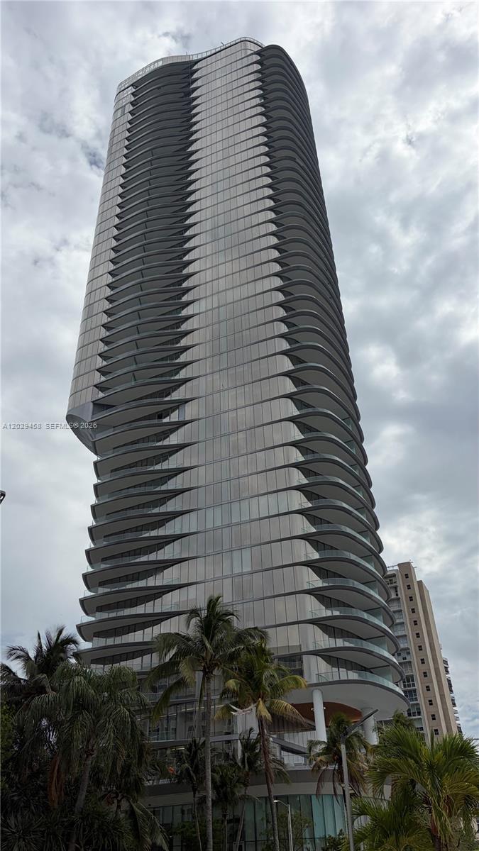 Exclusive Dock Slip for SALE in Prime Brickell Location without the Boat ($300,000.00). We can also negotiate a 26 ft boat with 2 Mercury 200 HP engines ( "mint quality"). All "plug and play" Rare opportunity to secure a premium dock slip in one of Miami's most desirable waterfront locations, directly next to the prestigious UNA Residences in Brickell. Boat Lift Included Accommodates vessels up to 26 feet long Up to 10 feet beam Maximum capacity: 10,000 lbs Outstanding Features No fixed bridge access to Biscayne Bay 24/7 gated security Unlimited access with no time restrictions Dedicated parking space included Private storage box Fresh water connection Electricity available Enjoy the convenience of docking your boat in the heart of Brickell while benefiting from a secure, well-maintained marina environment with immediate access to Miami's best waterfront destinations.