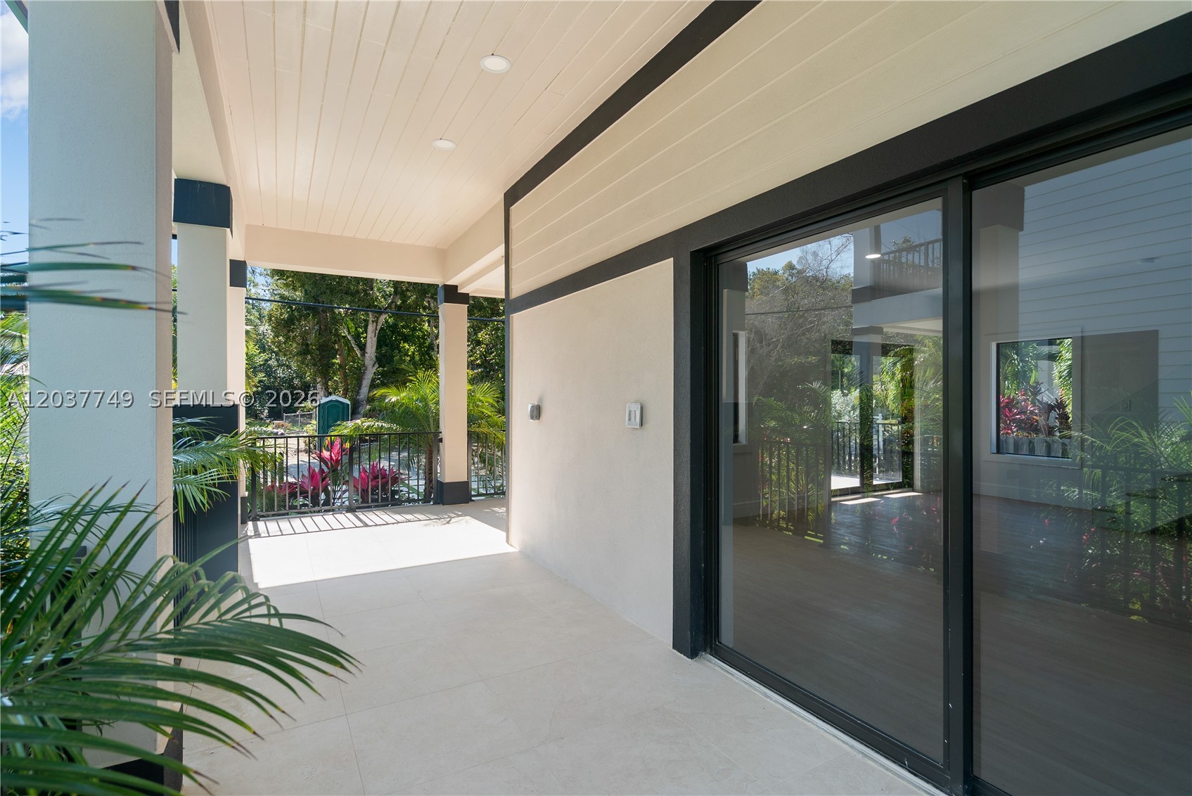 PARADISE POINT - Residential