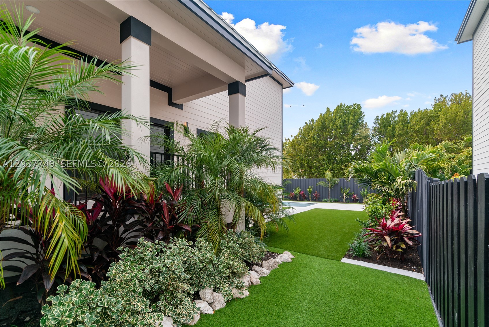PARADISE POINT - Residential