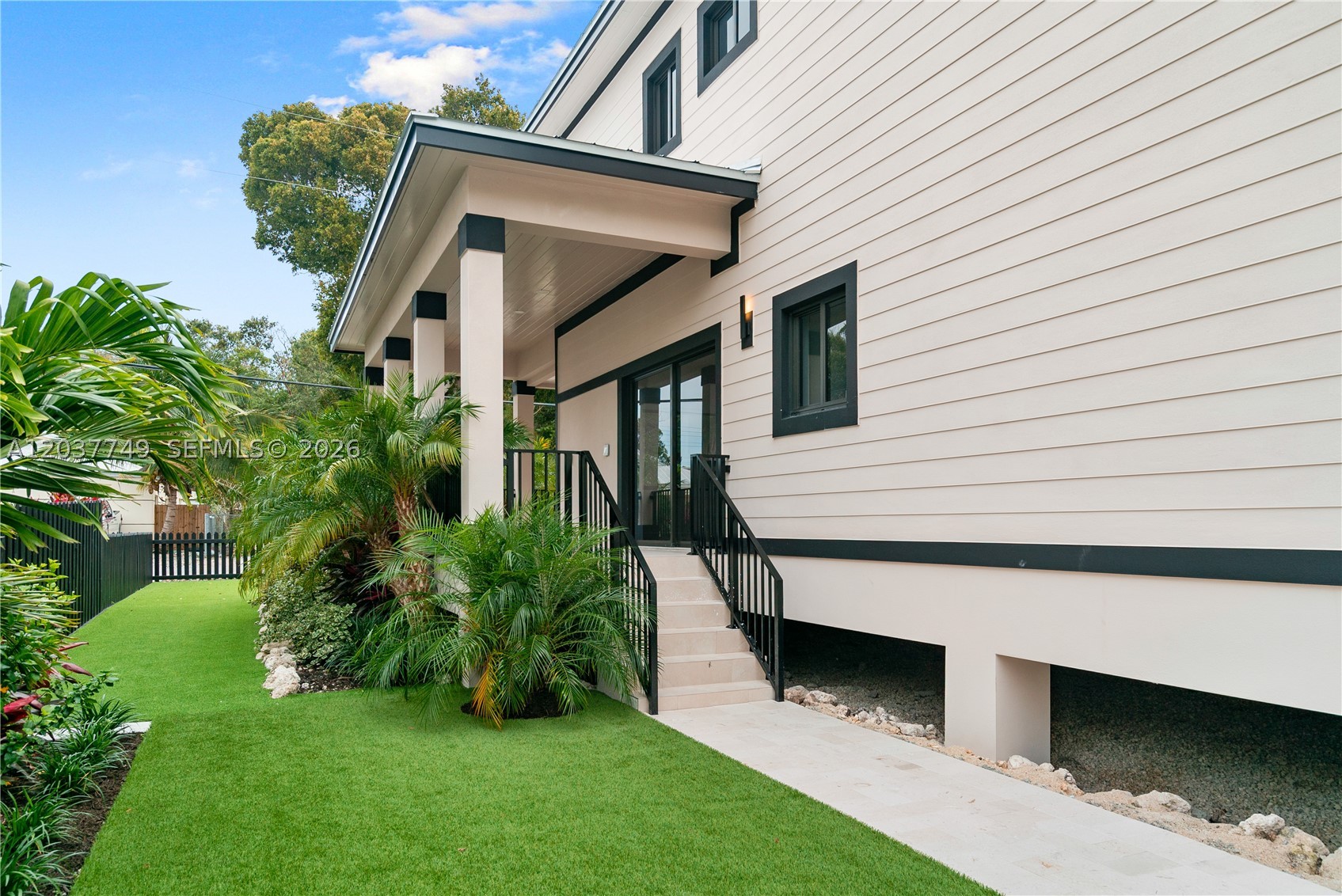 PARADISE POINT - Residential