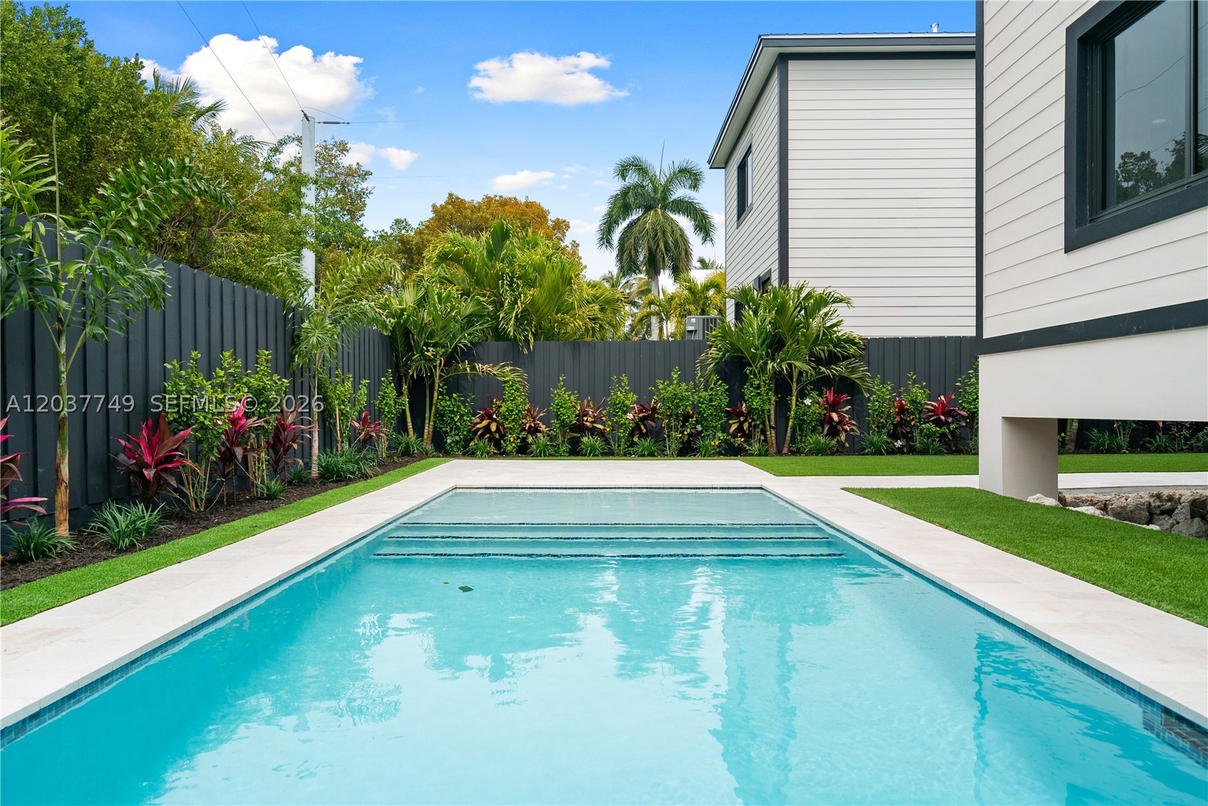 PARADISE POINT - Residential