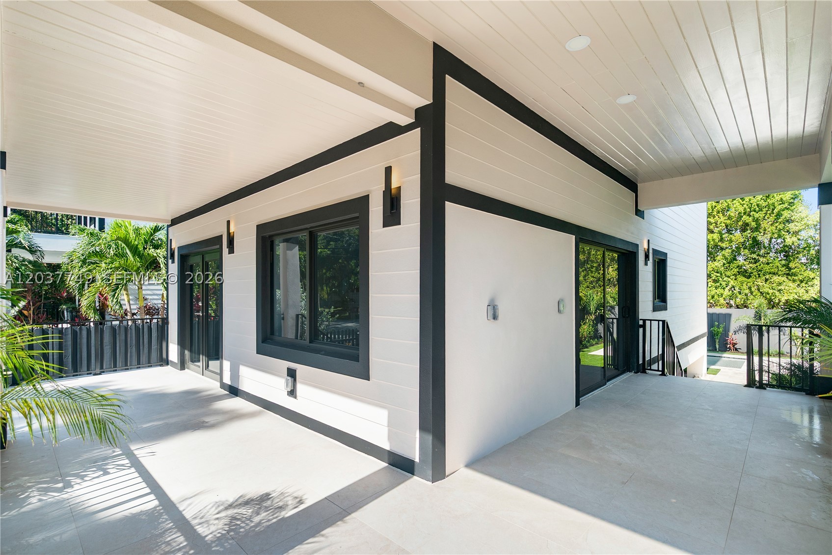 PARADISE POINT - Residential
