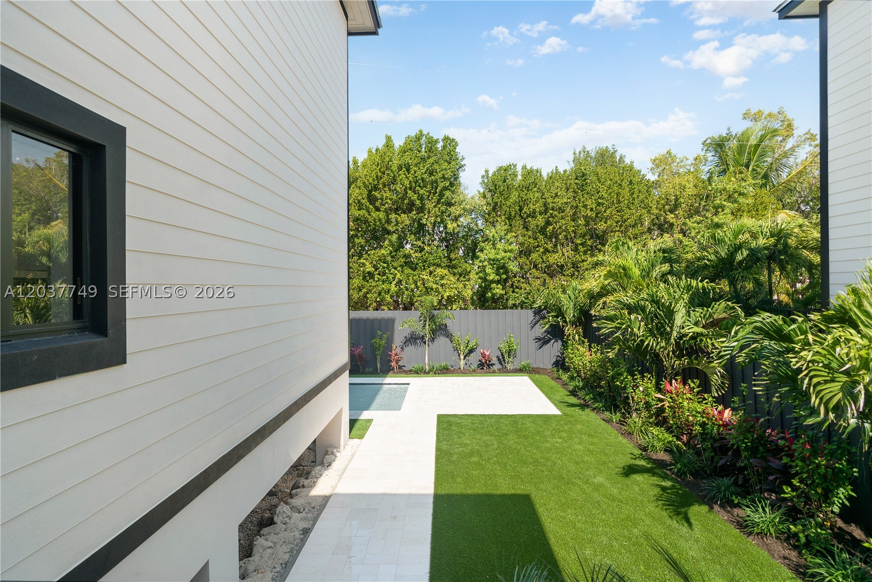 PARADISE POINT - Residential